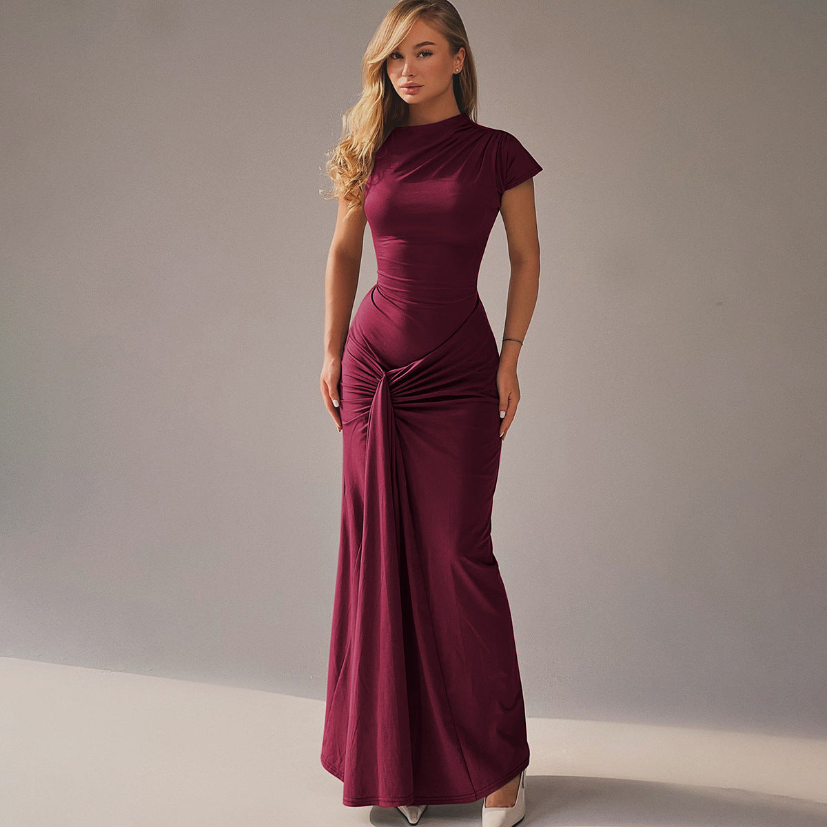 Elegante vestido largo ajustado de manga corta