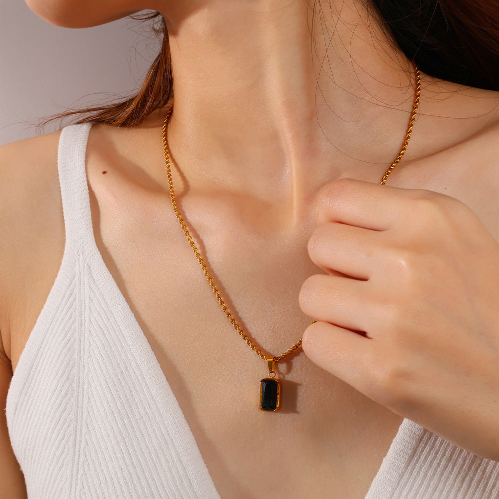 Collar de ónix negro ovalado chapada en oro de 18 quilates