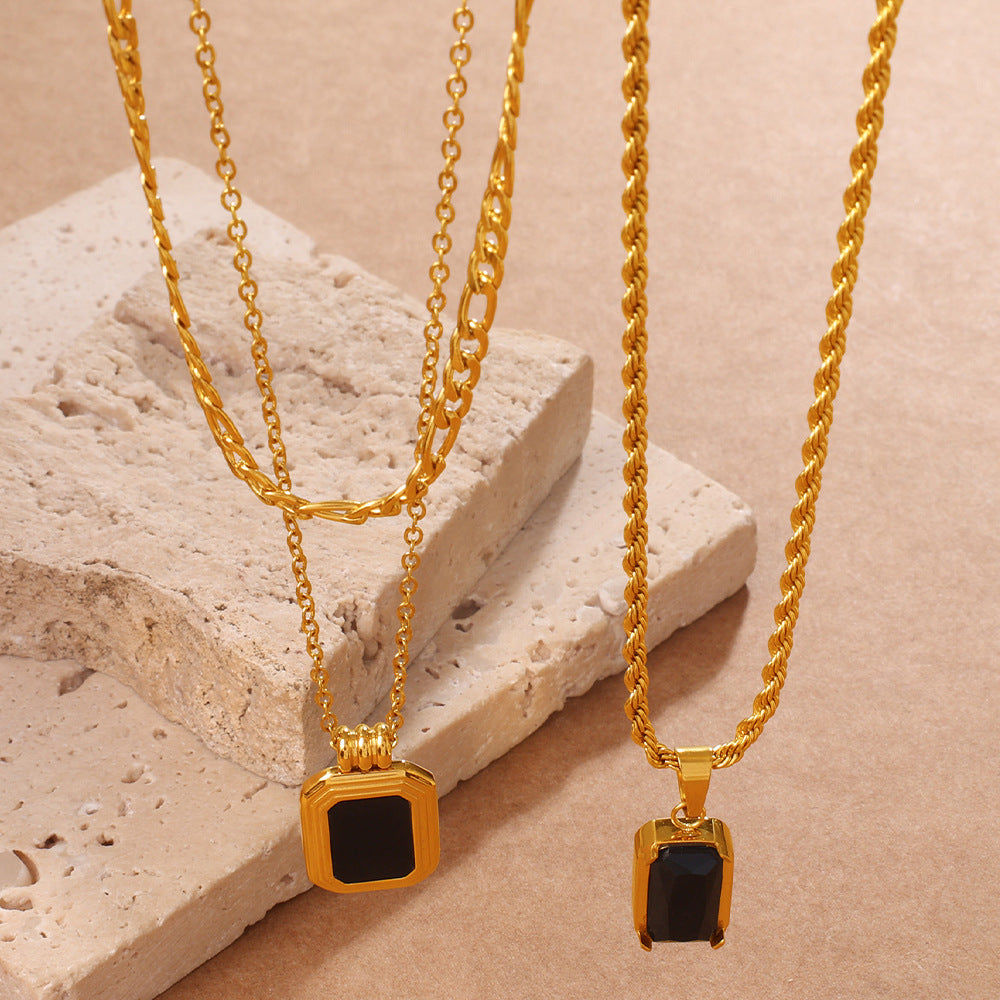 Collar de ónix negro ovalado chapada en oro de 18 quilates