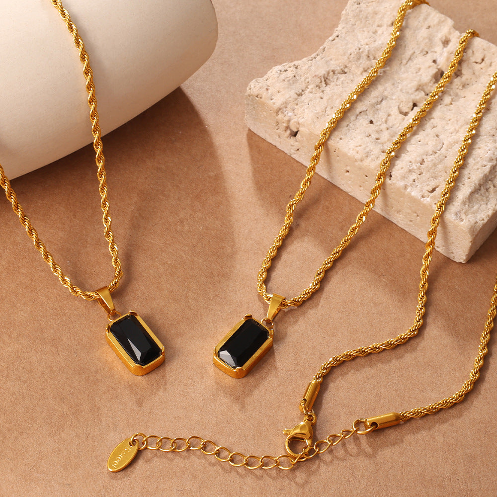 Collar de ónix negro ovalado chapada en oro de 18 quilates